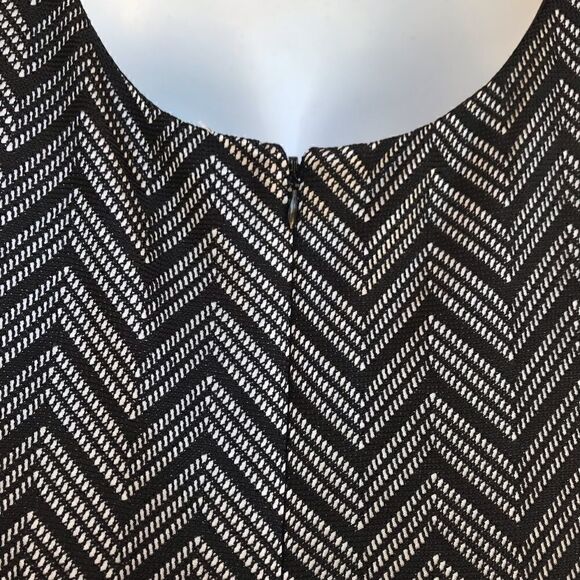 Tiana B. Scoop neck pleated dress black size 8 - Picture 8 of 10